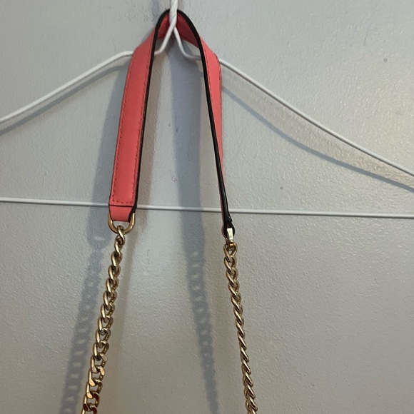 Michael‎ Kors Chain Shoulder Purse
There are some red pen marls in back pocket - Picture 3 of 7